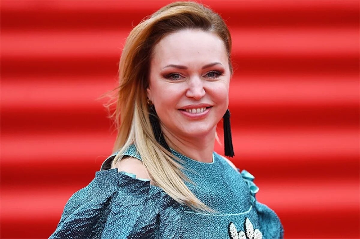    Телеведущая Алла Довлатова сообщила, что впервые стала бабушкой