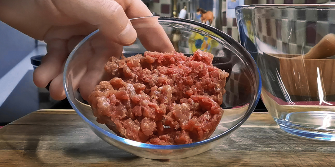 Из фарша теперь делаю так. Рецепты обалденные, даже выбрать не могу какой лучше. Оба на скорую руку, бюджетные и вкусные слов нет!