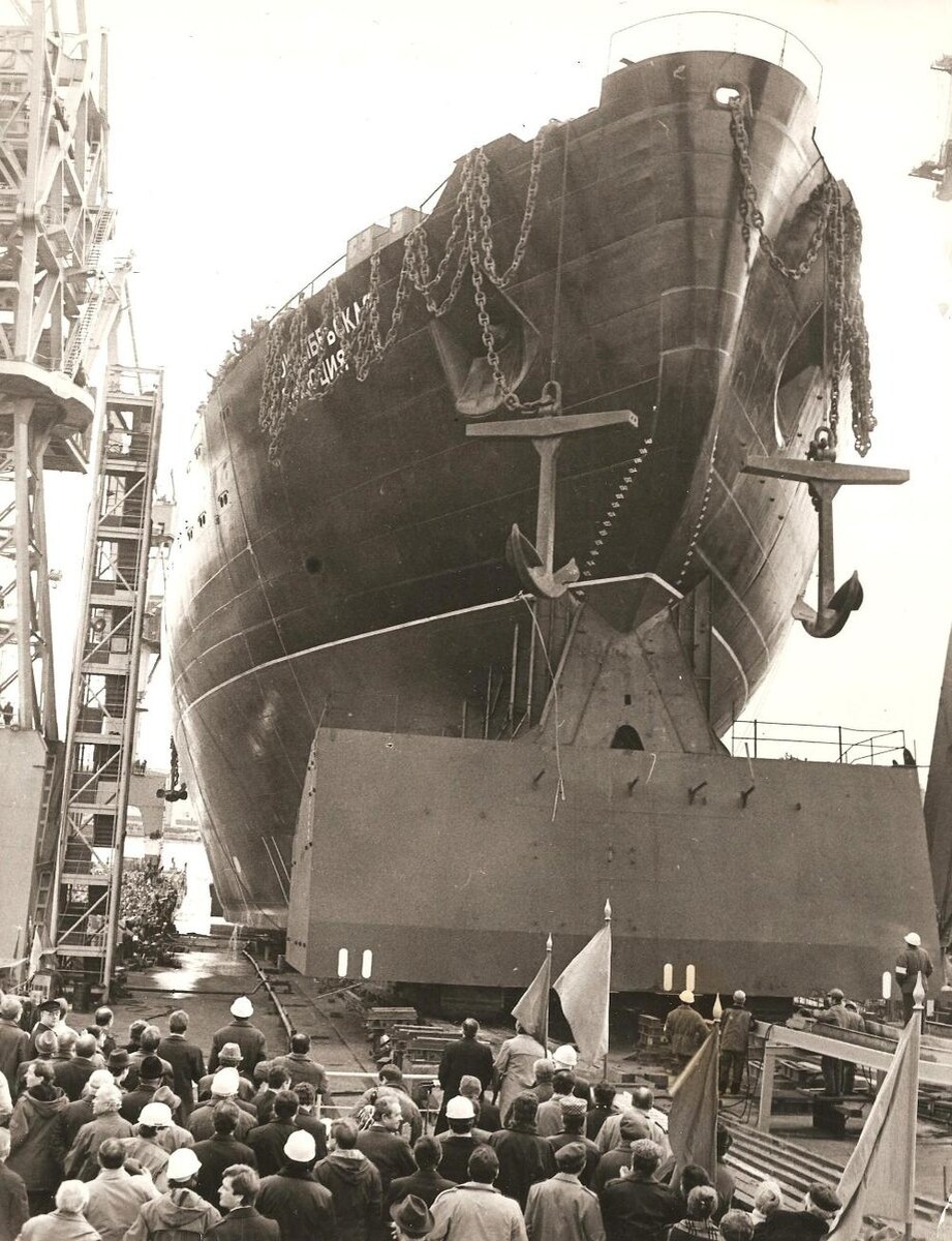 Корабелы Балтийского завода спускают на воду атомный ледокол "Октябрьская революция"