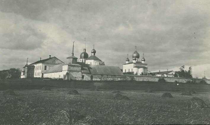 Внешний вид Кириллова монастыря, сложившийся в XVIII–XIX вв., запечатлён на фотографиях начала XX в.