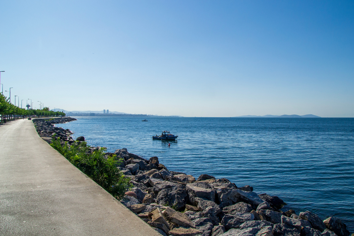 Пока я валялся в отеле на пятый день, Ксюша гуляла и нашла эту набережную.
Для купания он не предназначен, но при желании можно спутиться на камни, что мы и сделали.