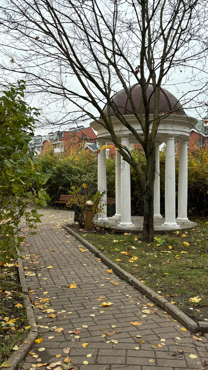 Ротонда в соседнем дворе