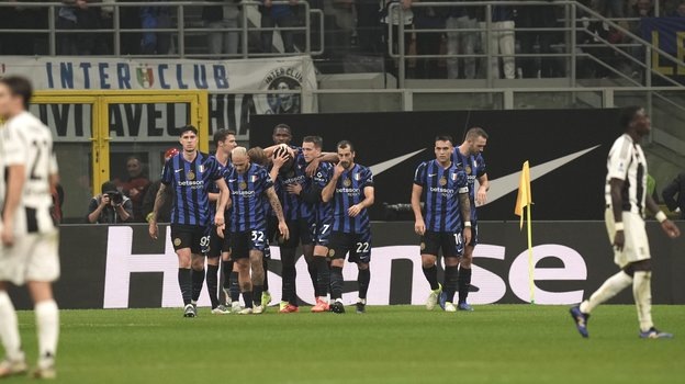    Футболисты «Интера» празднуют гол Дензела Дюмфриса в ворота «Ювентуса» в матче серии А. 27 октября 2024. Global Look Press