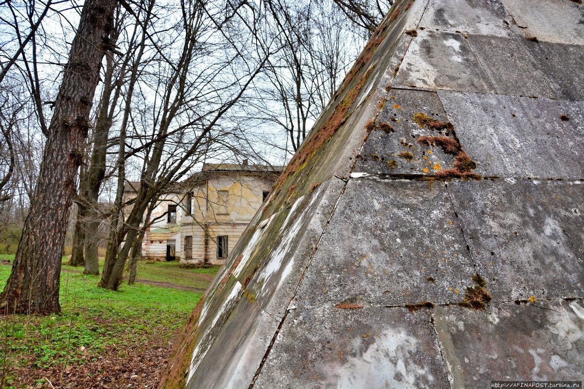 Западный  флигель главного дома