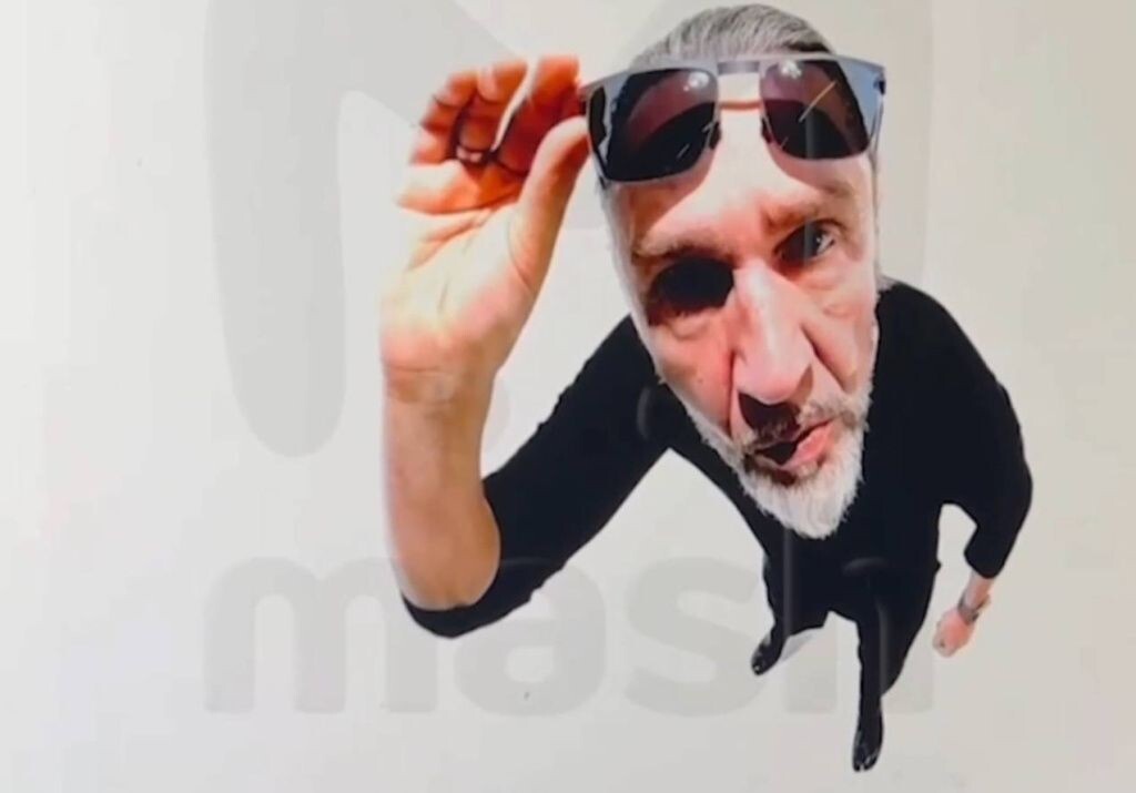     Шнуров в новом кипе с Инстасамкой. Источник: t.me/neopra_blin Автор фото: Скриншот видео