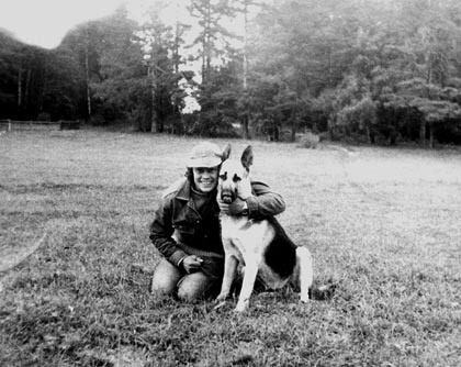 Николай Караченцов в Щелыково с овчаркой