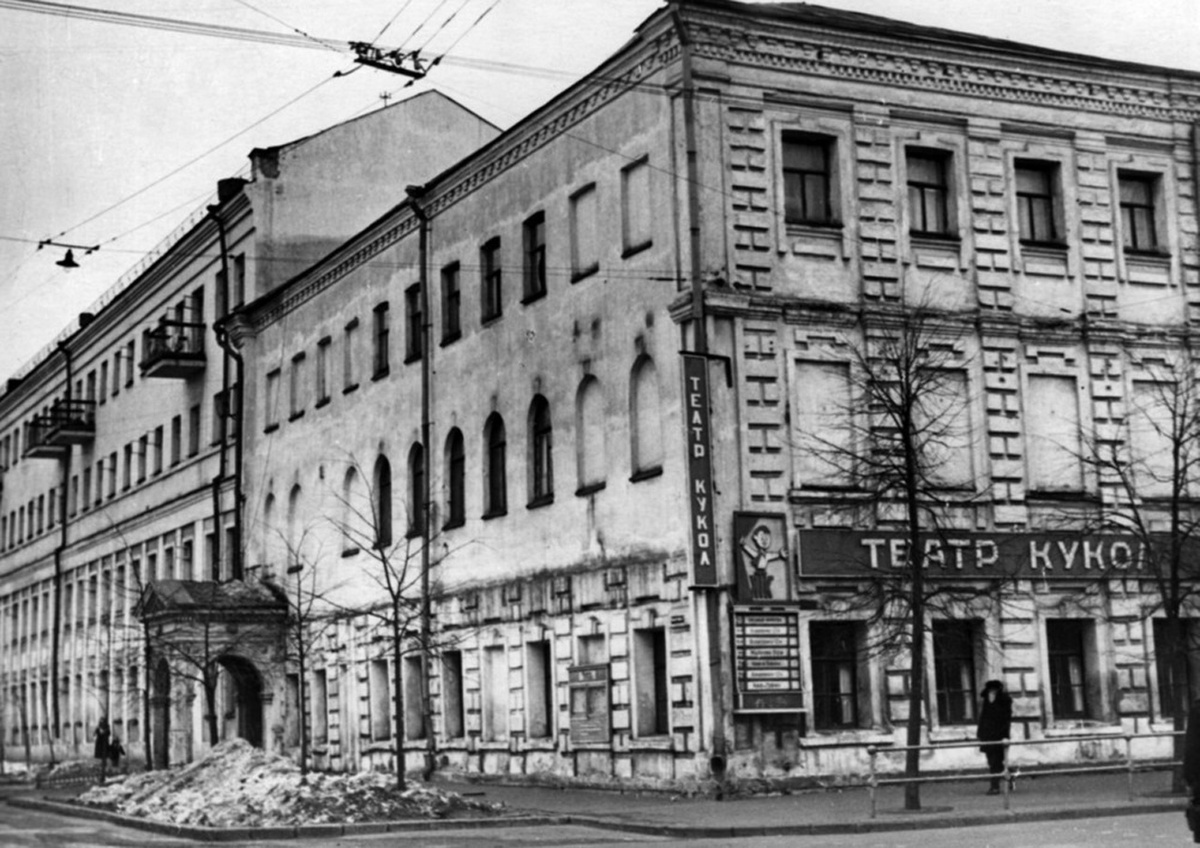 Ярославский театр кукол в здании бывшего Дома призрения ближнего (северное крыло). 1950-е годы