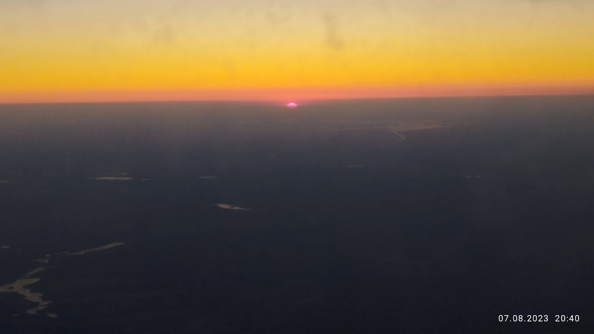 Сразу после набора высоты становится видно солнце, Оно так и будет видно на горизонте всю ночь в течение всего полета, плавно превращаясь из вечернего в утреннее. Занятно, однако.