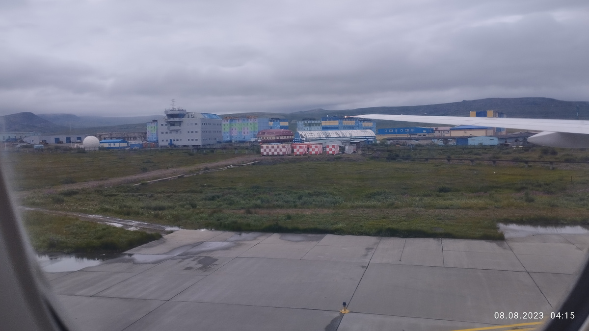 Аэропорт Анадыря расположен в н.п. Угольные Копи - от столицы Чукотки по другую сторону Лимана - широкого разлива реки, уже ставшей частью моря.  Добираться до города нужно на баржах или теплоходике "Камчатка".