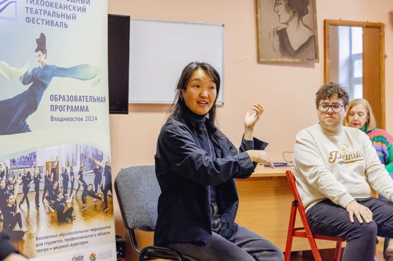   Сэсег Хапсасова выступает в рамках образовательной программы форума (фото: пресс-служба Тихоокеанского театрального фестиваля)