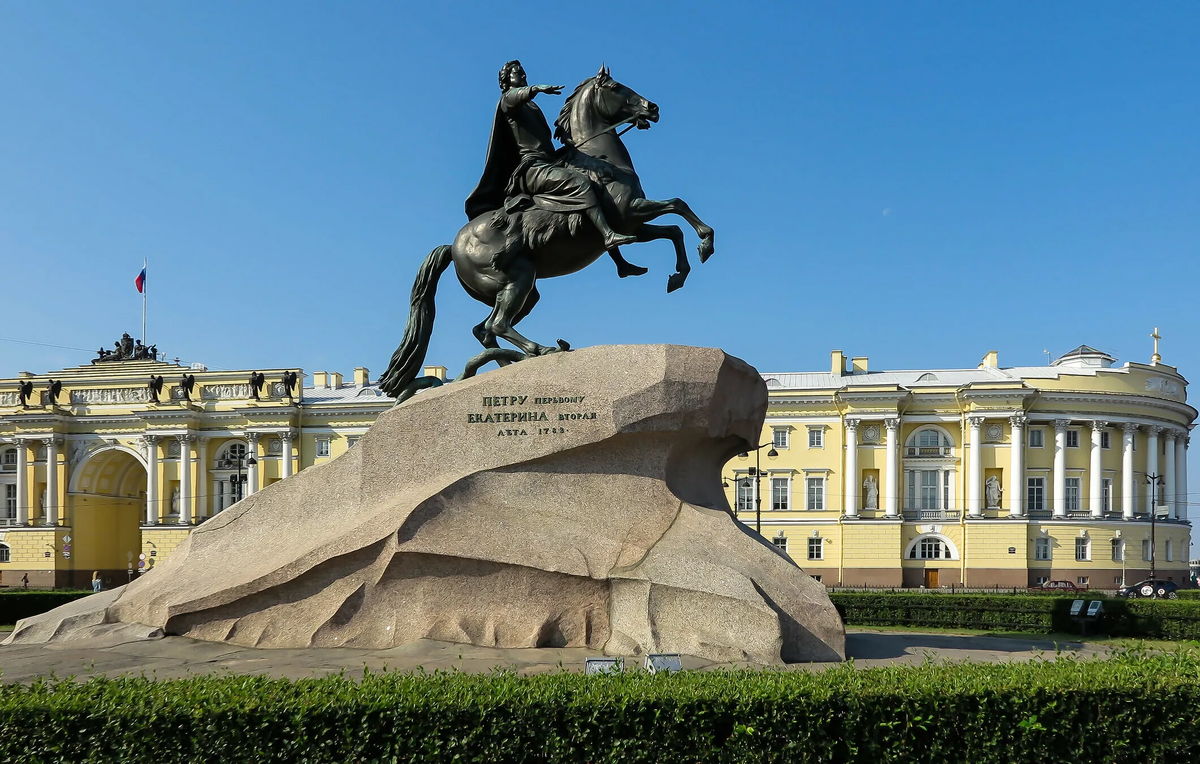 Медный всадник. Фото с сайта https://www.tourister.ru/world/europe/russia/city/saint_petersburg/placeofinterest?msclkid=b14a4c77d13411ecbaaeb944eea999cc. Взято с Яндекс.Картинки