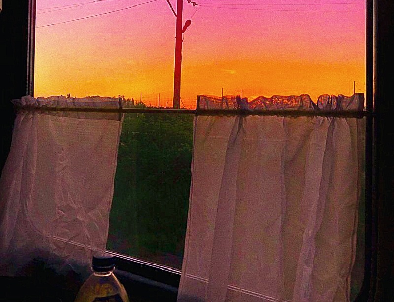 Теплый вечер из окошка купейного вагона.