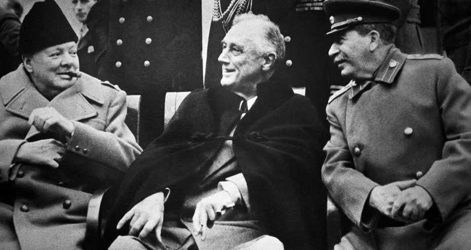 Ялта.  На снимке (слева направо): Уинстон Черчилль, Франклин Рузвельт и Иосиф  Сталин в Крыму во время Ялтинской конференции. Фото Самария Гурария /  ITAR-TASS