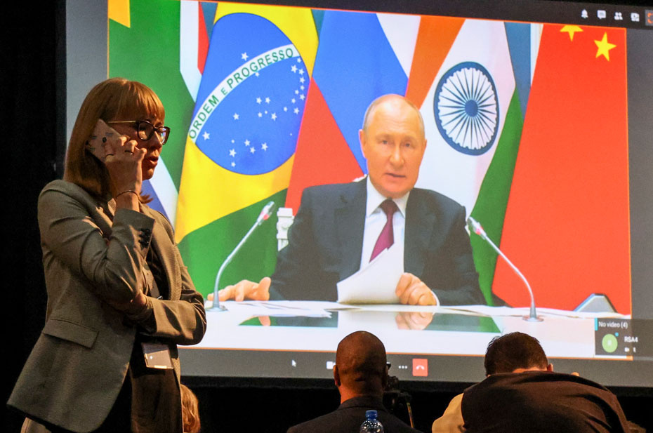 Владимир  Путин (на экране) участвует по видеосвязи в заседании в узком составе в  рамках саммита БРИКС в международном конференц-центре Sandton. Фото:  Сергей Бобылев/ТАСС