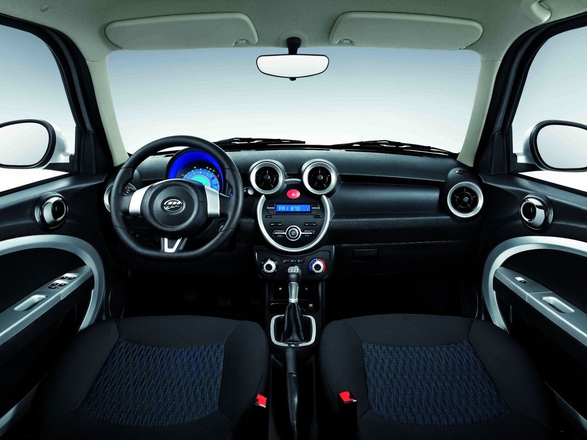 Это салон Lifan 330 (Smily). И он раздражает и Мини, и Дисней