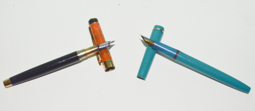 Две мои первые перьевые ручки; обе с пипеточной системой заправки