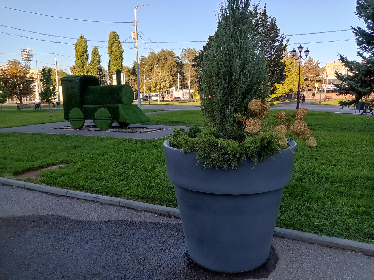 Арт-объект привокзальной площади - декоративный паровоз. Фото из личного архива