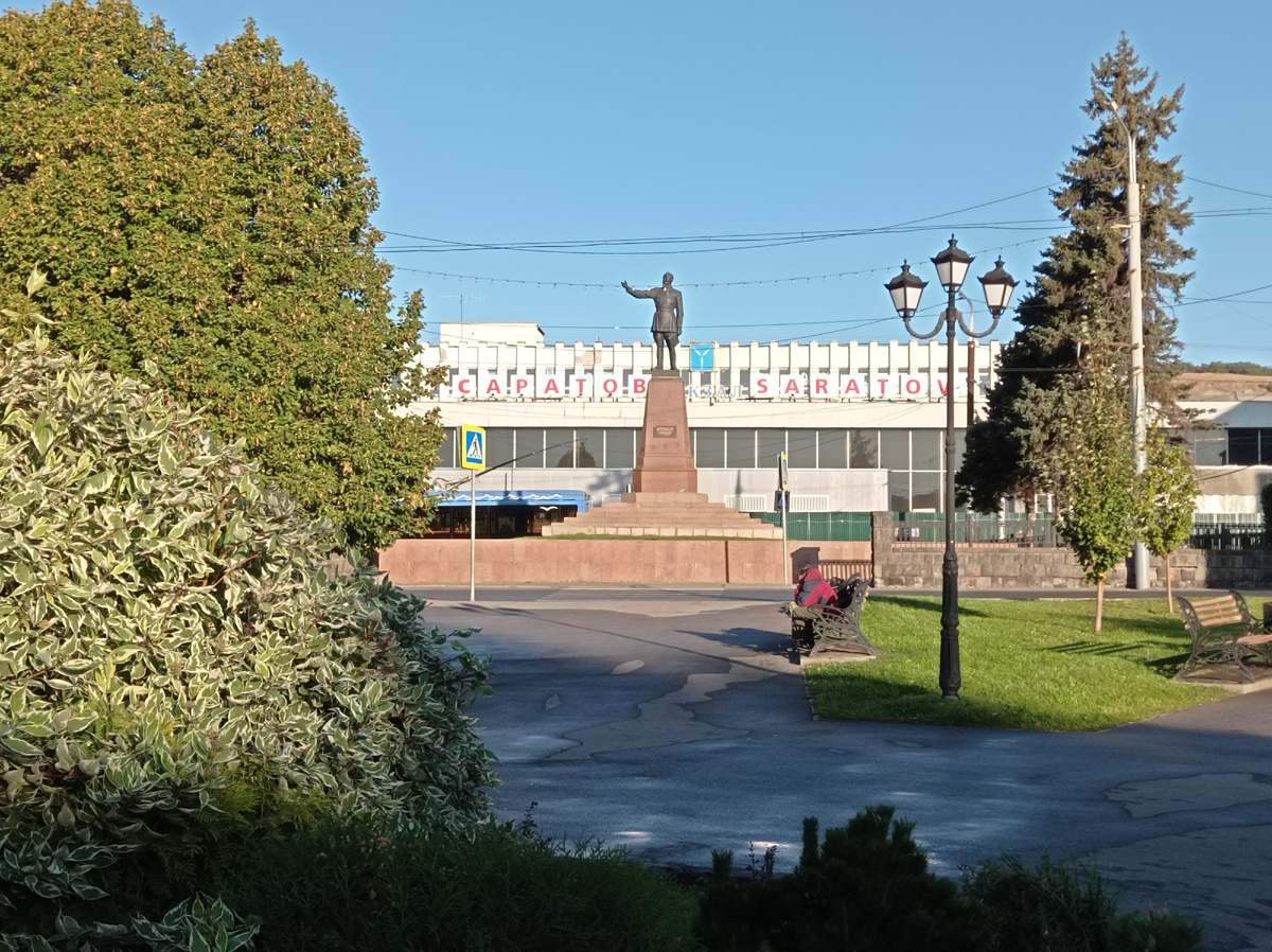 Вид на железнодорожный вокзал Саратова со сквера. Фото из личного архива