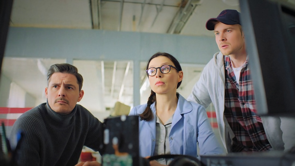 Кадр из сериала. Малахов, Вера и Шадрин отслеживают преступника по биллингу