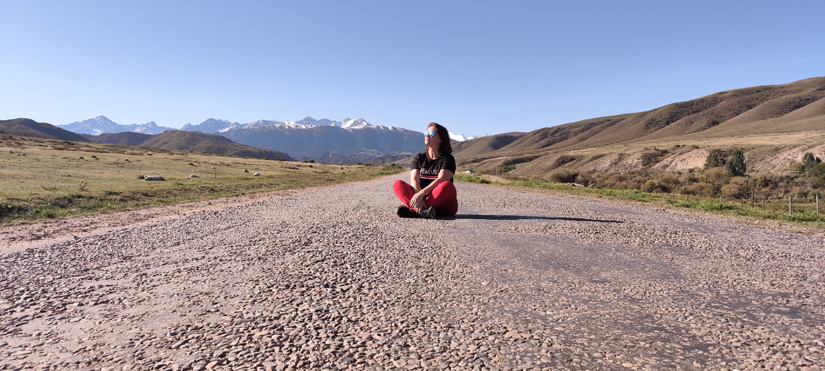 В сентябре машины по этой дороге ездят не часто, так что можно без проблем фотаться, сидя прямо по среди дороги