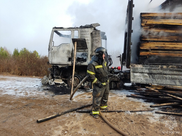    В Подосиновском районе загорелся грузовой автомобиль