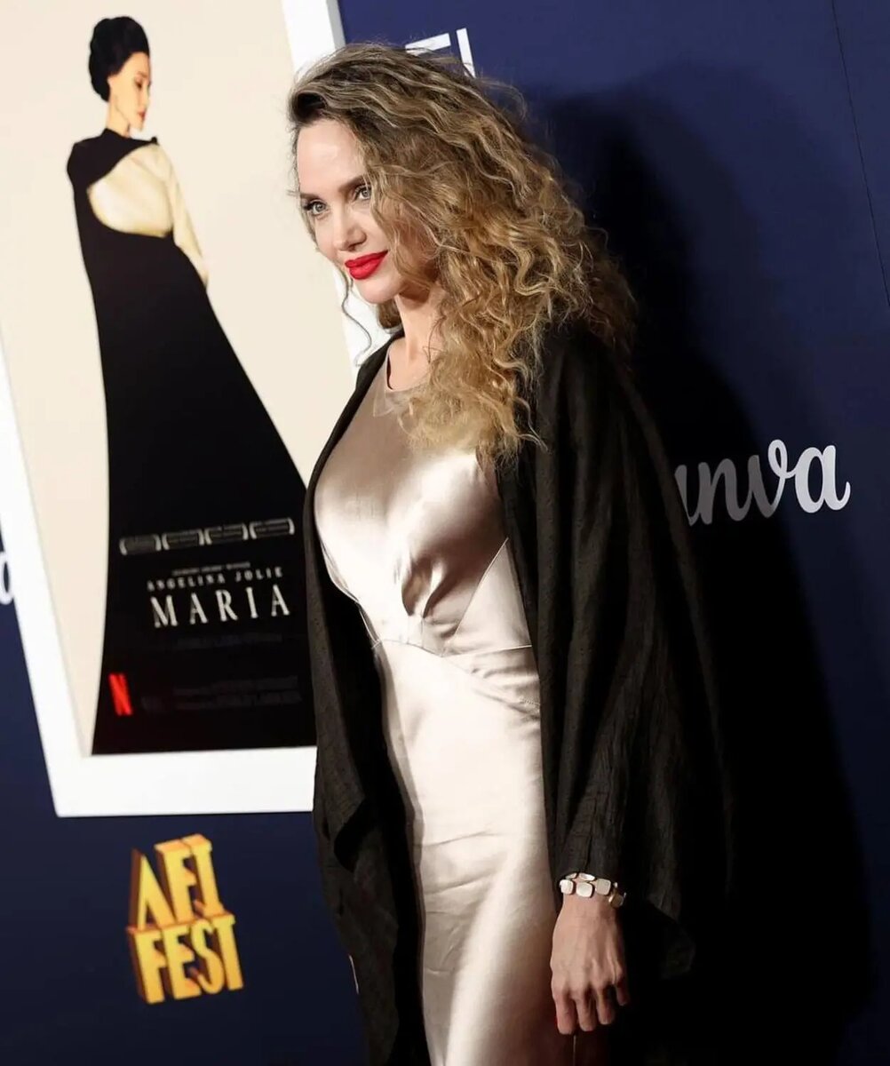    Анджелина Джоли