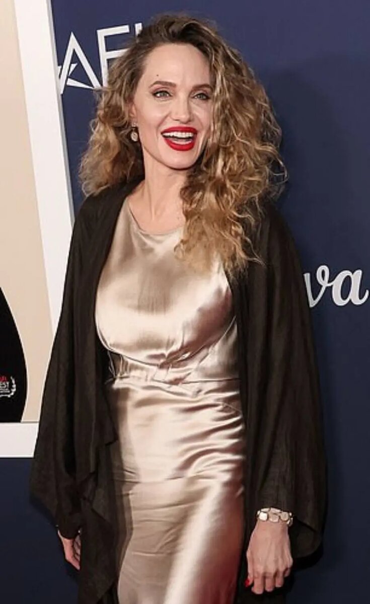    Анджелина Джоли