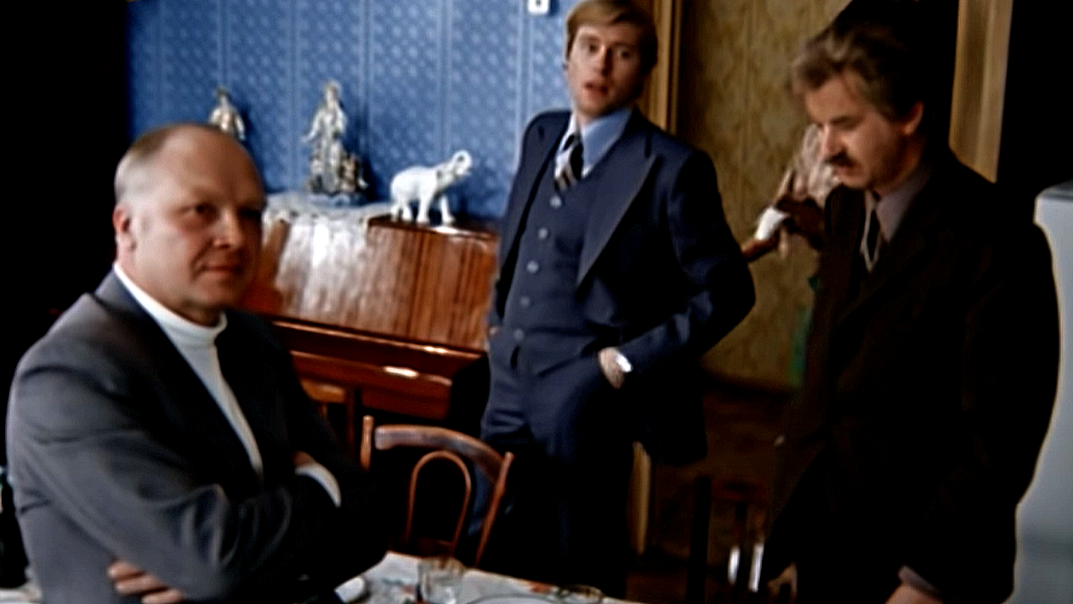 Любкин муж (слева) обиделся на правду Петра Сеьейкина. Кадр из фильма "Старый Новый год"