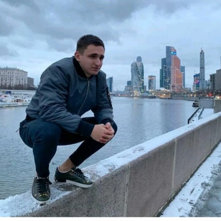 Сейчас Литвин проживает в ОАЭ и также иногда бывает проездом в Москве