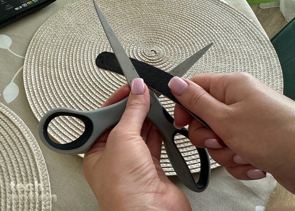 Чтобы заточить ножницы, нужно провести по лезвиям пилочкой для ногтей / Изображение: дзен-канал technotion