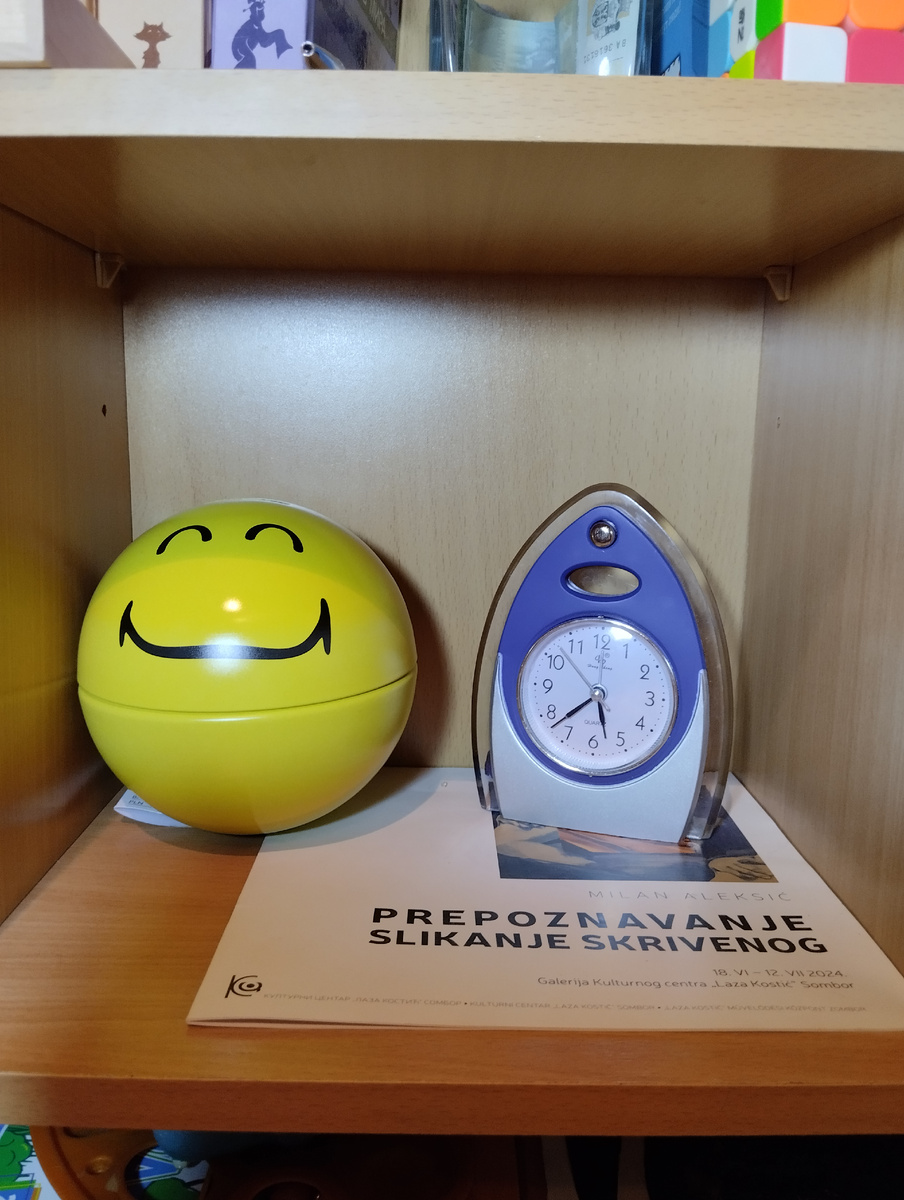 На часах русское время