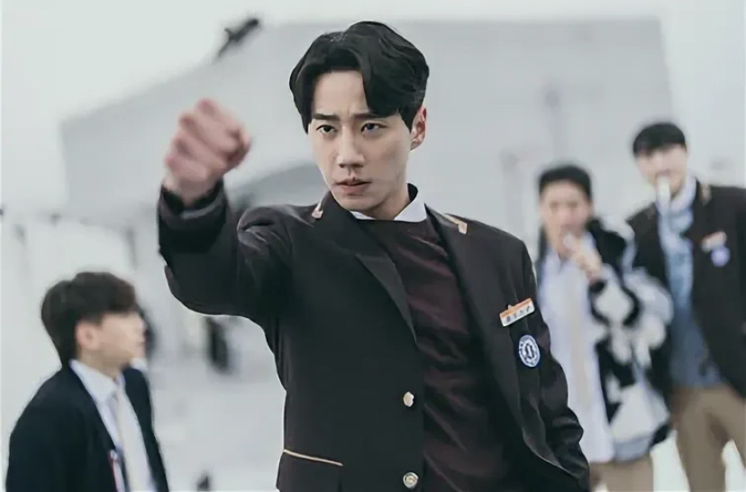 Ли Джун Ён в роли школьного монстра Ха Су Гана 