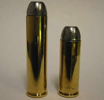 Слева, рядом с "обычным" .45 Colt. (Фото - общественное достояние)