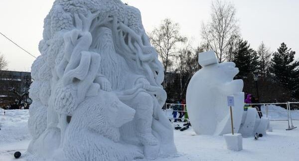    Фигура языческого божества Велеса из снега в Первомайском сквере Новосибирска, созданная на XVII Сибирском фестивале снежной скульптуры / РИА «Новости»
