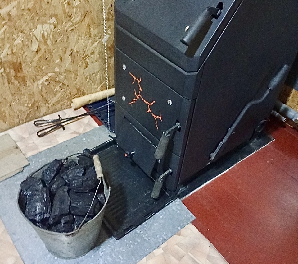     Котлы с ручной подачей топлива обычно используют в частных домах, а от бизнеса в шести городах Красноярского края потребовали полностью от них отказаться