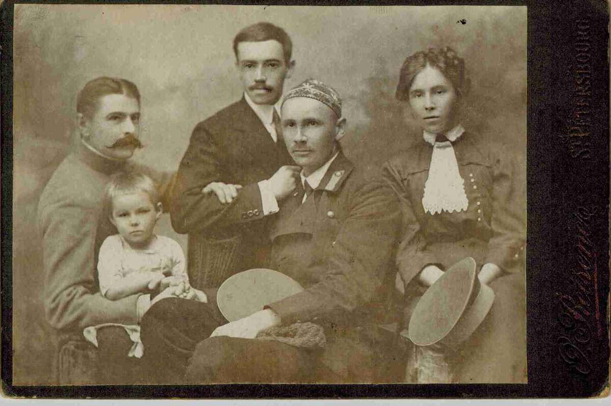 Кулик Леонид Алексеевич (второй ряд) среди родственников. 27 октября 1913 года. 