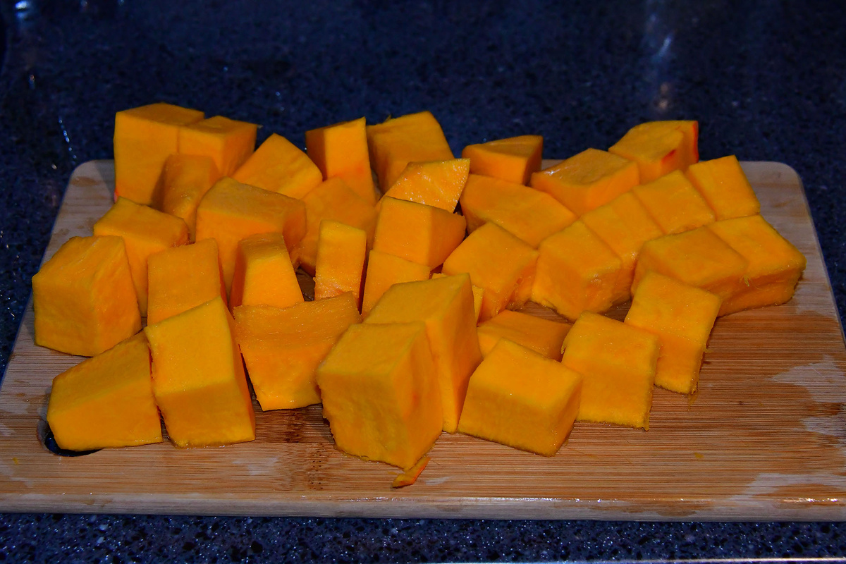Тыкву нарезаем