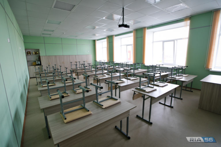    Родители учеников пожаловались на неприятный запах, трещины и плесень в школе №63 Оренбурга Кристина Просвиркина