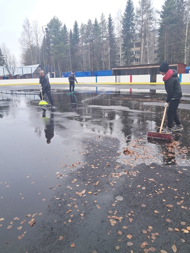    Каток помыли для «рысей» в КостомукшеХоккейный клуб "Рыси" г. Костомукша
