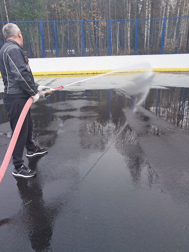   Каток помыли для «рысей» в КостомукшеХоккейный клуб "Рыси" г. Костомукша
