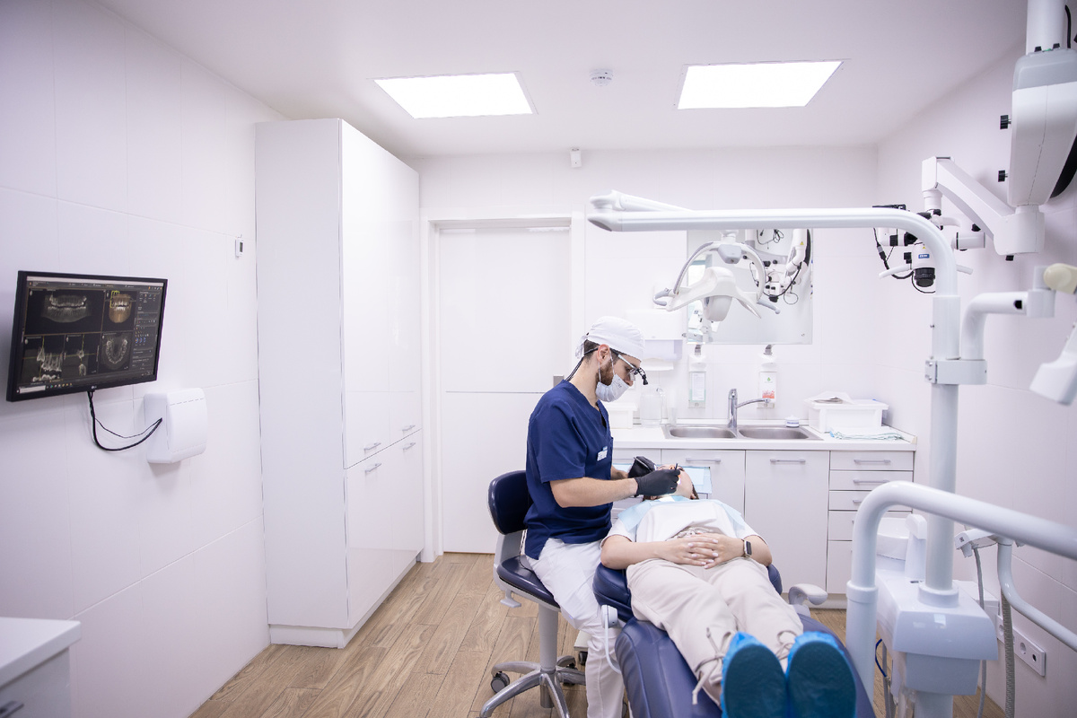 Одномоментная имплантация значительно сокращает сроки лечения  ~ на 6-8 недель 
