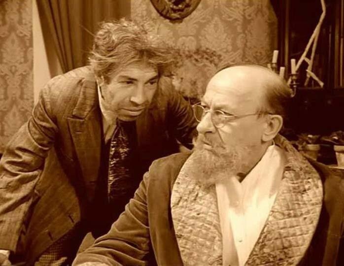 Кадр из советского фильма "Собачье сердце" (1988), переснятой итальянской экранизации 1976 года. Евгений Евстигнеев в роли профессора Преображенского; Шариков — артист Владимир Толоконников.