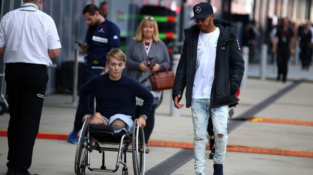    Билли Монгер (слева) и гонщик «Мерседеса» Льюис Хэмилтон. Global Look Press