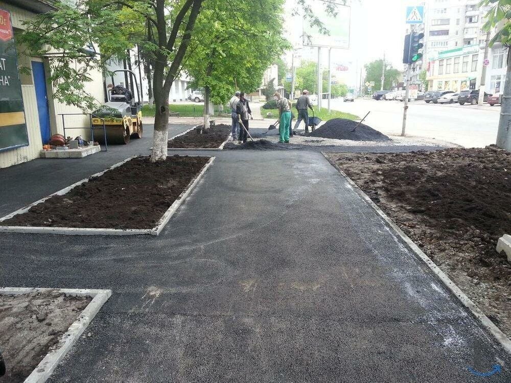 Уложенный асфальт на тротуаре