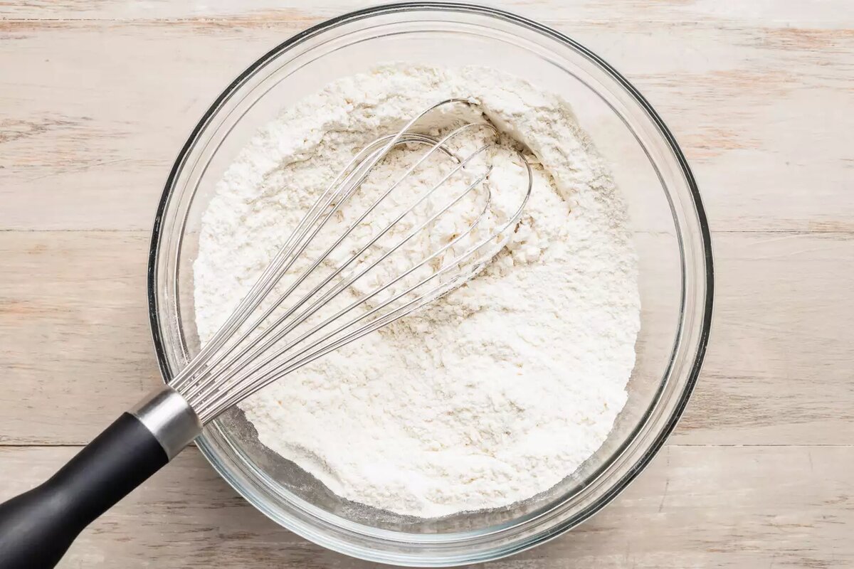 Смешиваем сухие ингредиенты венчиком   Фото: simplyrecipes.com