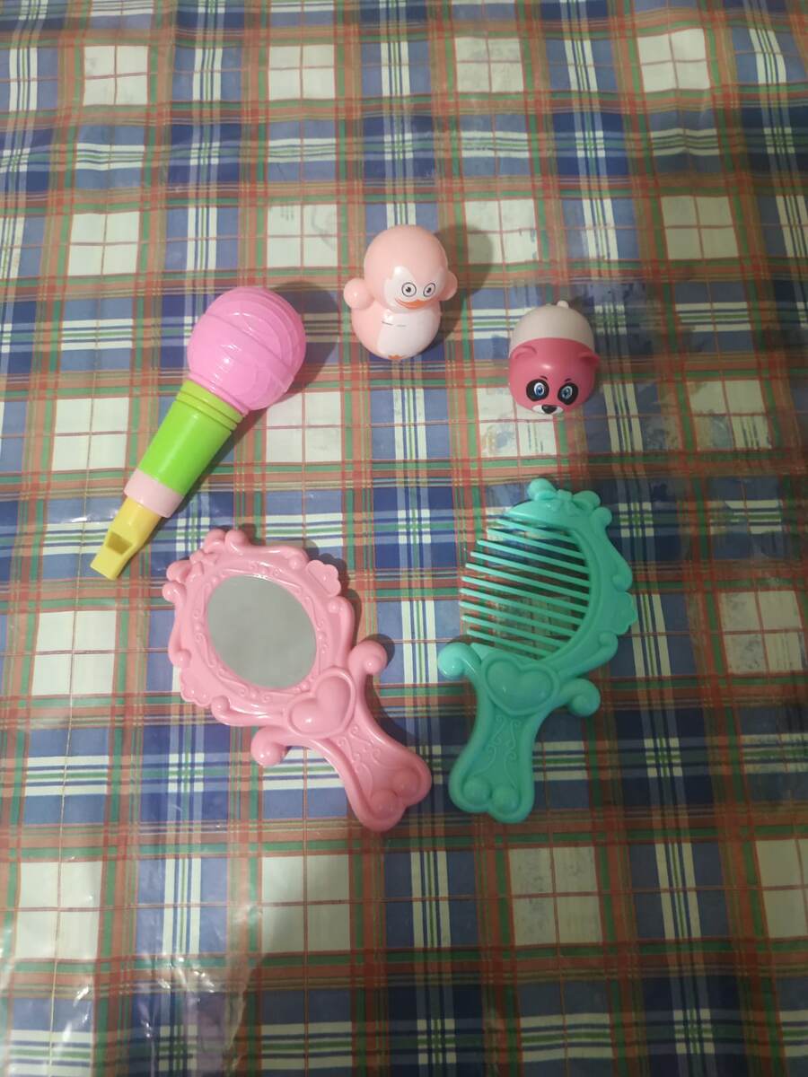  Белый гипс и яркие краски акрила .