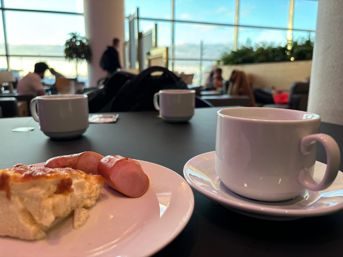 Фото автора. Даже кофе в зале ожидания всегда имеет вкус предстоящих приключений )) 