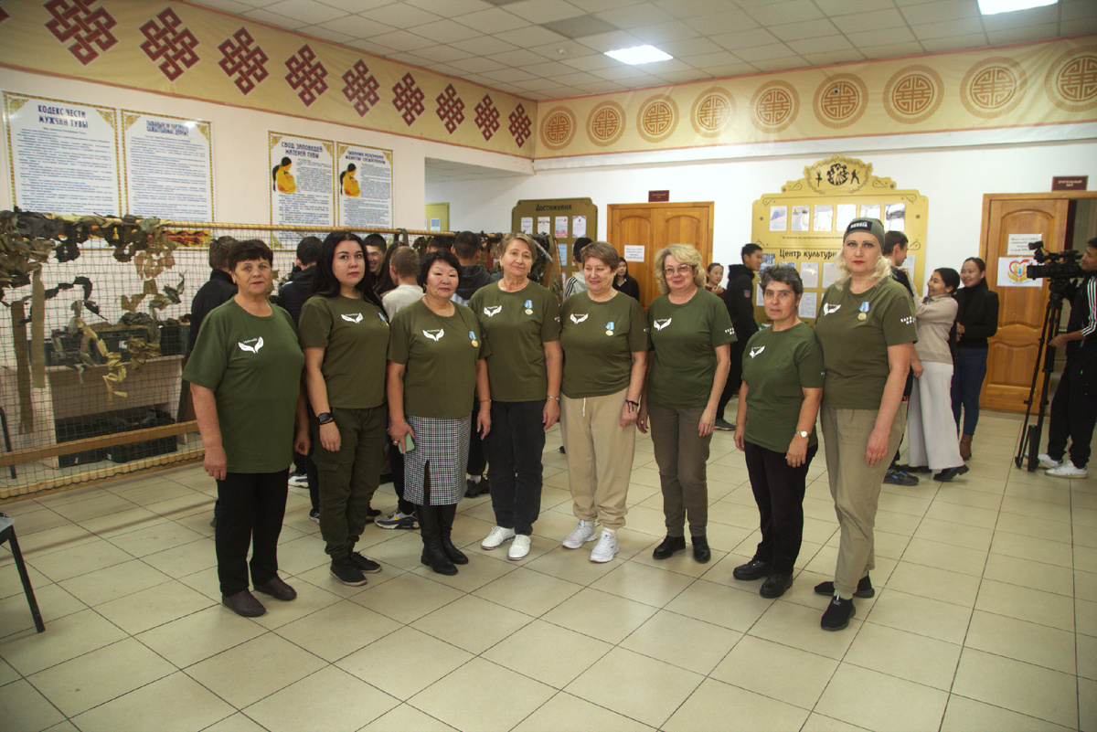 Волонтёрский пункт «Надежда» в селе Сарыг-Сеп за год работу изготовит 121 маскировочную сеть!