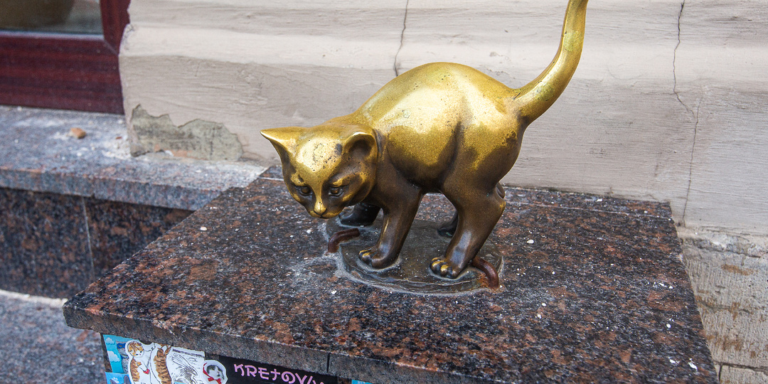 Скульптурные котики Петербурга: котёнок Фунтик исполняет детские желания, а матёрый кот Василий любит путешествовать и покушать