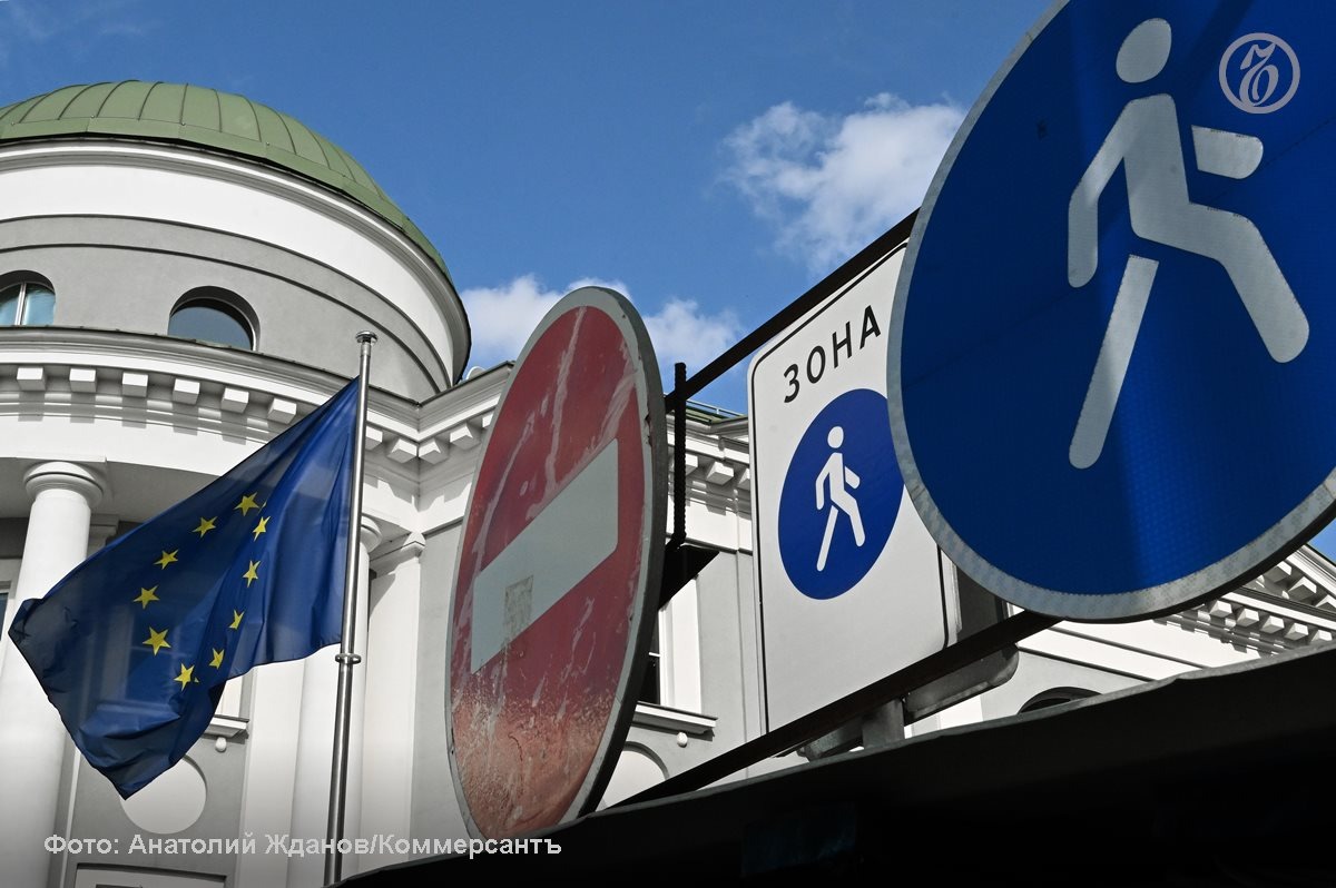 Фото: Флаг ЕС и дорожные знаки Автор: Анатолий Жданов/Коммерсантъ